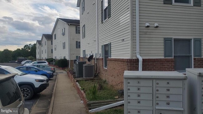 Building Photo - 1286 S Ox Rd