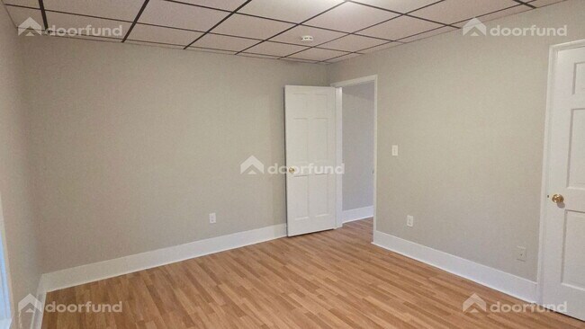 Building Photo - 147 Oak St