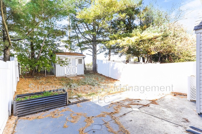 Building Photo - 316 Lake Side Dr