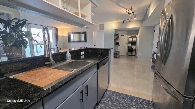 Building Photo - 1625 Kennedy Cswy