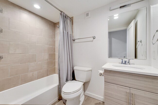 Building Photo - Modern-3 bedroom -3.5 bathroom Townhome in Santa Fe Art District