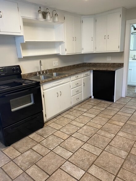 Kitchen - 1019 Putnam St