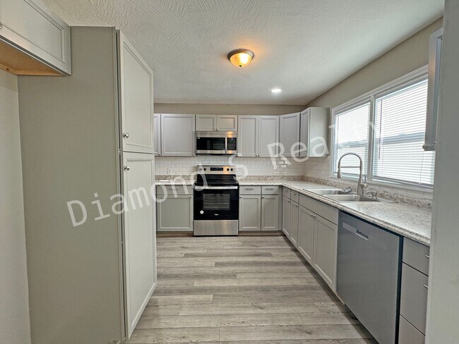 Building Photo - Updated and Located near Mercy Hospital!  4 bedrooms!