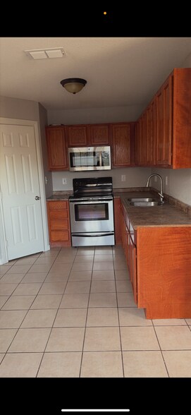 Primary Photo - 1036 E Elm St