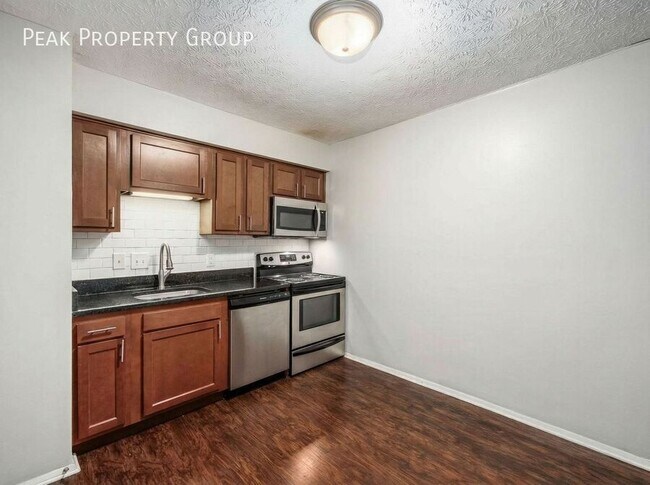 Building Photo - 1393-1395 Summit Street-2 Bedroom