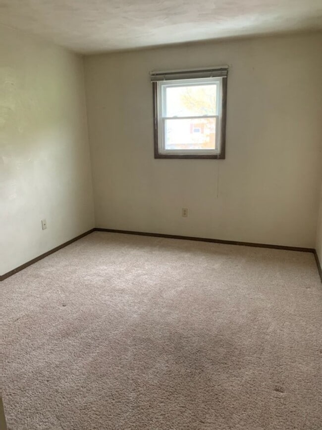Building Photo - 2 Bedroom, 1 Bath Second Floor Apartment i...