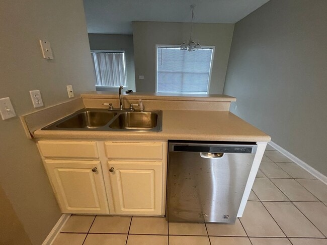 Building Photo - Courtyard Subdivision!!