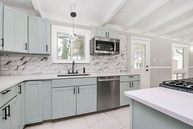 Building Photo - Beautifully Renovated 3BD/1BA Ranch in Sen...