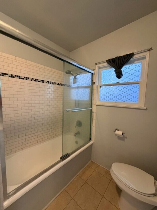 Building Photo - 251ivy