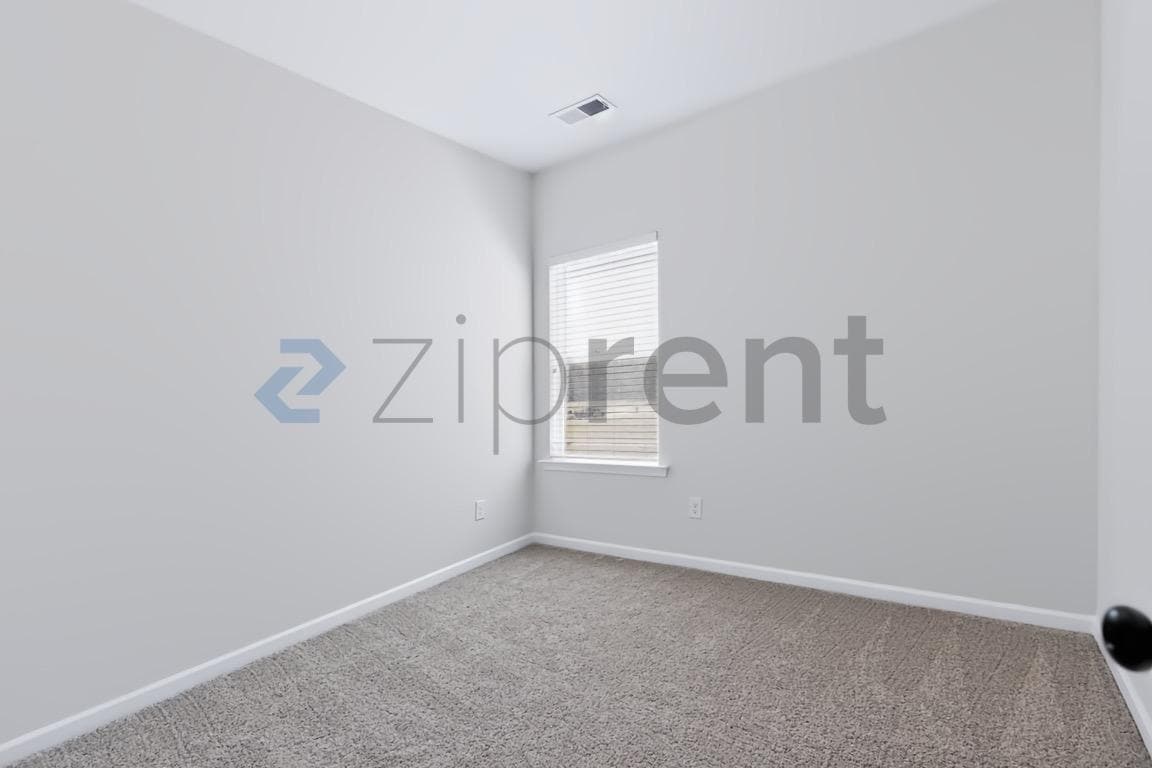 Building Photo - Unit