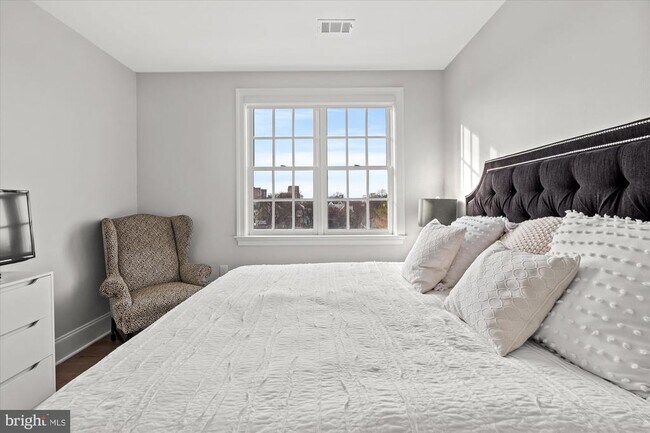 Building Photo - 600 Second St