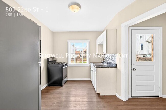 Building Photo - 805 22nd St