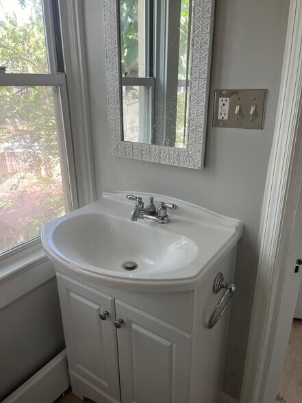 2nd bath - 825 Kentucky Ave SE