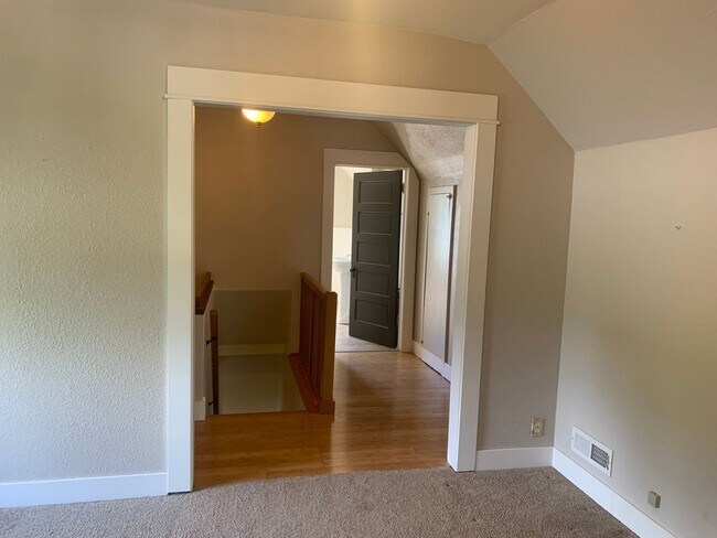 Building Photo - Spacious 3 bedroom home with two separate ...