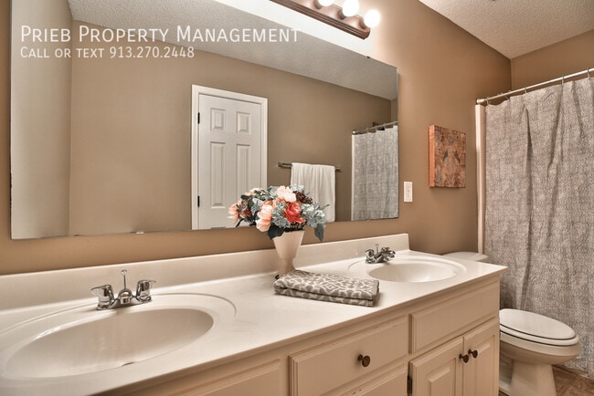 Building Photo - 534 N Poplar St