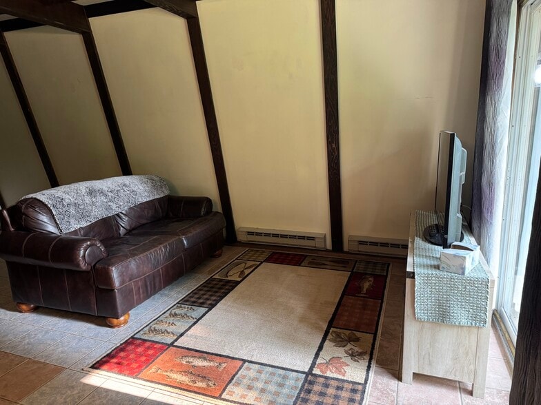 Building Photo - 579 Martha Ave