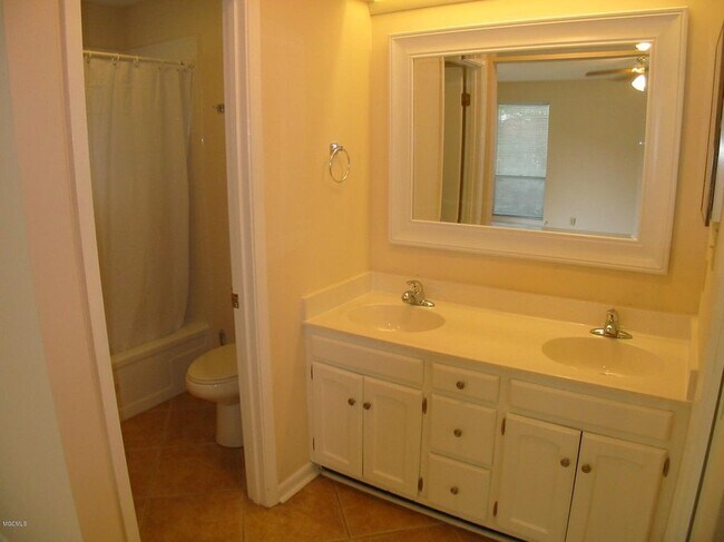 Building Photo - 56105 Diamondhead Dr E