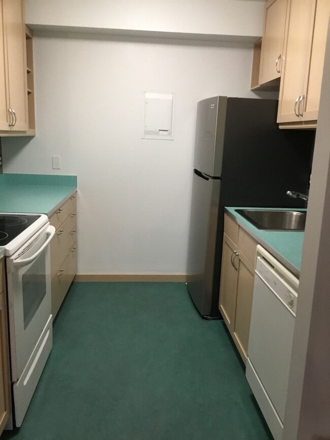 Kitchen - 1245 S Maple Rd