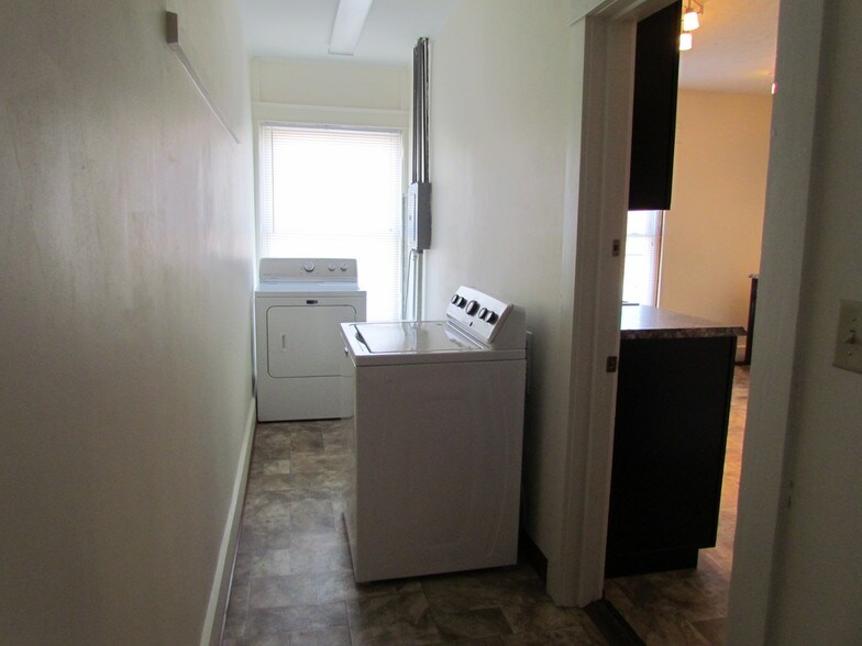 Building Photo - 225 E Findlay St