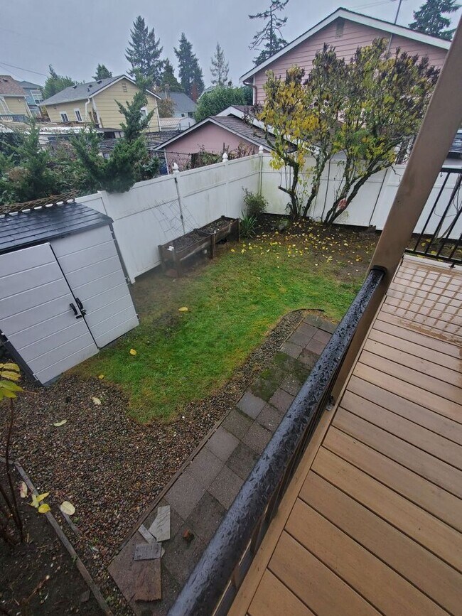 Building Photo - Charming 4 bed, 2 bath, fully fenced, covered deck in convenient location.