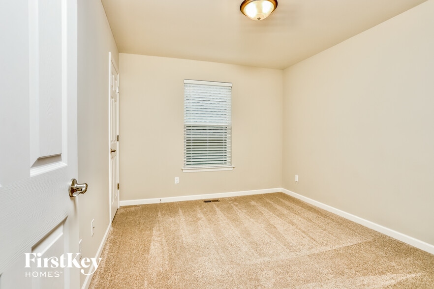 Building Photo - 415 Bittersweet Dr