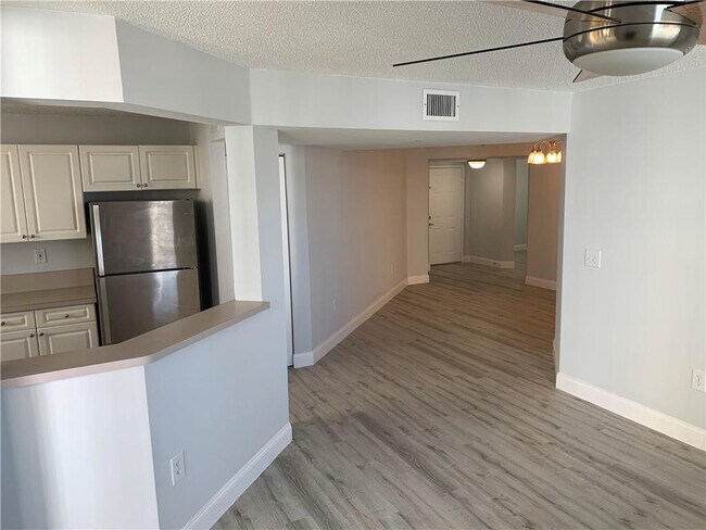 Building Photo - 520 SE 5 Ave