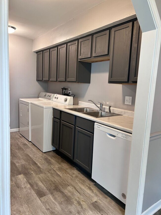 Building Photo - 1302 S Glen Cir