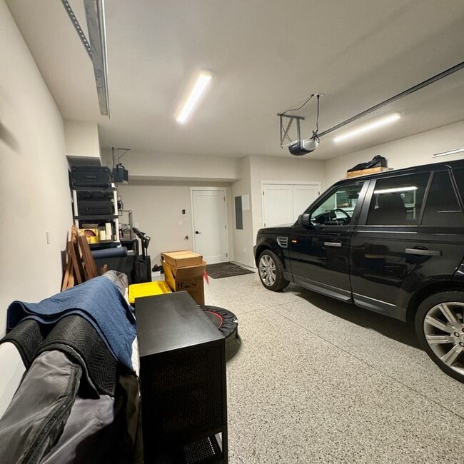 Building Photo - Cute, modern 2 bed 2.5 bath condo for rent!