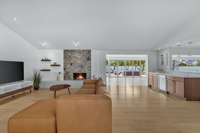 Building Photo - Mid-century modern home in Arcadia with pr...