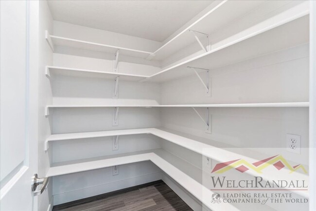 Building Photo - Beautiful 3 Bed 2.5 Bath Townhome in West ...