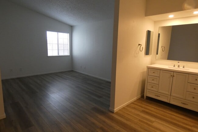 Building Photo - HOUSE FOR RENT