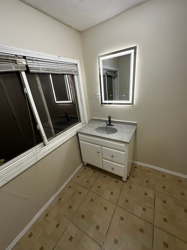 Building Photo - 435 S Poplar Ave