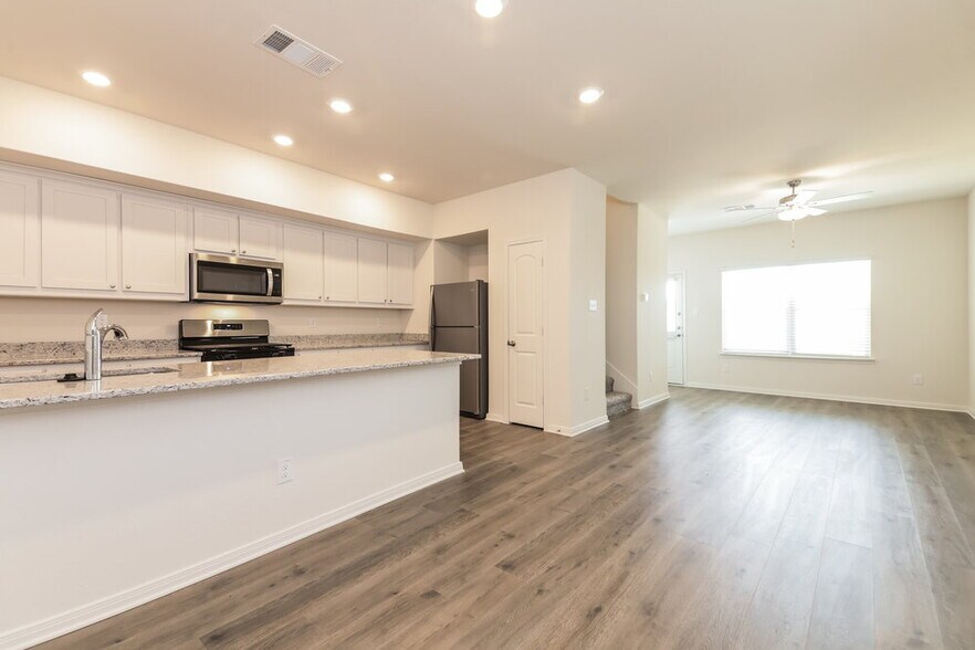 Building Photo - 215 Marsh Ln
