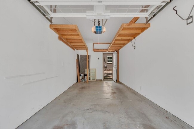 Building Photo - Charming Townhome in the Heart of Berry Fa...
