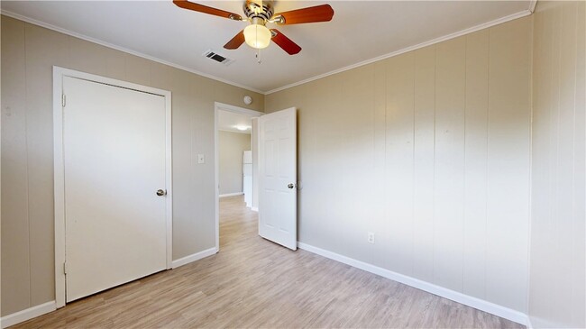 Building Photo - 208 Lynn Dr