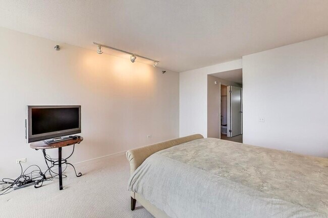 Building Photo - 512 N McClurg Ct