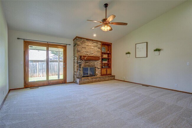 Building Photo - 2109 Shamrock Dr