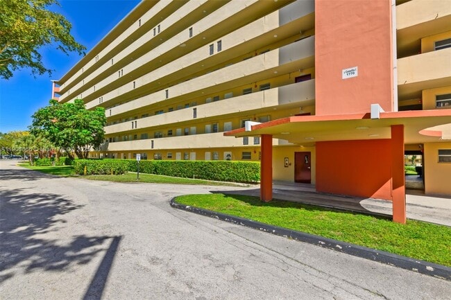 Building Photo - 1770 NE 191st St