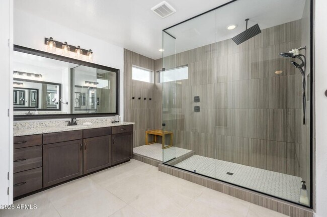 Building Photo - 1221 E Paseo Way