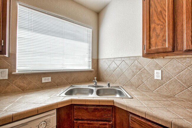 Building Photo - 1819 Shreya St