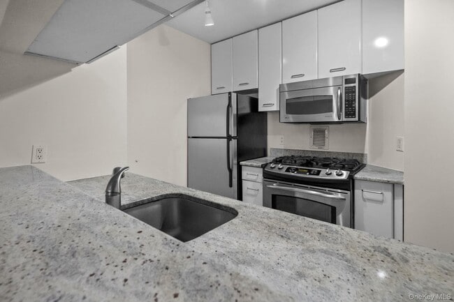 Building Photo - 4 Martine Ave