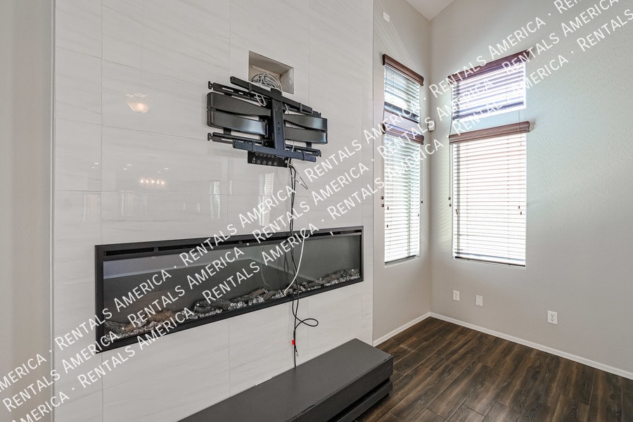 Building Photo - 7045 S Legend Dr