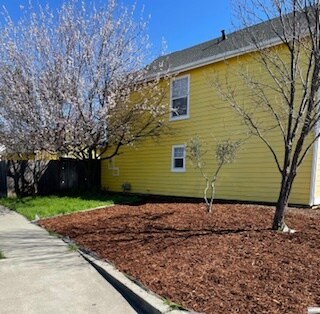 Building Photo - 249 Red Bud