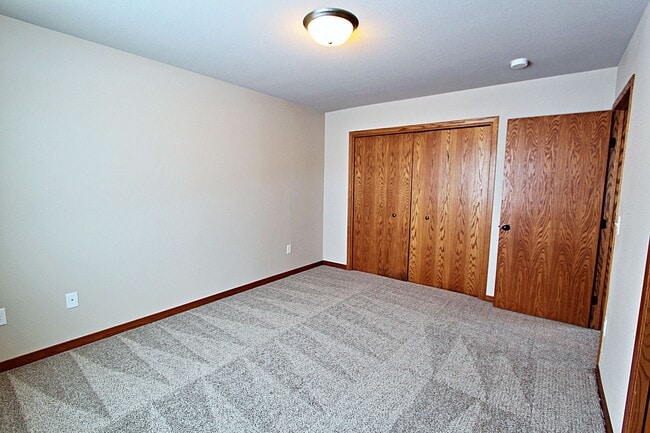 Building Photo - 4 Bedroom Townhome!