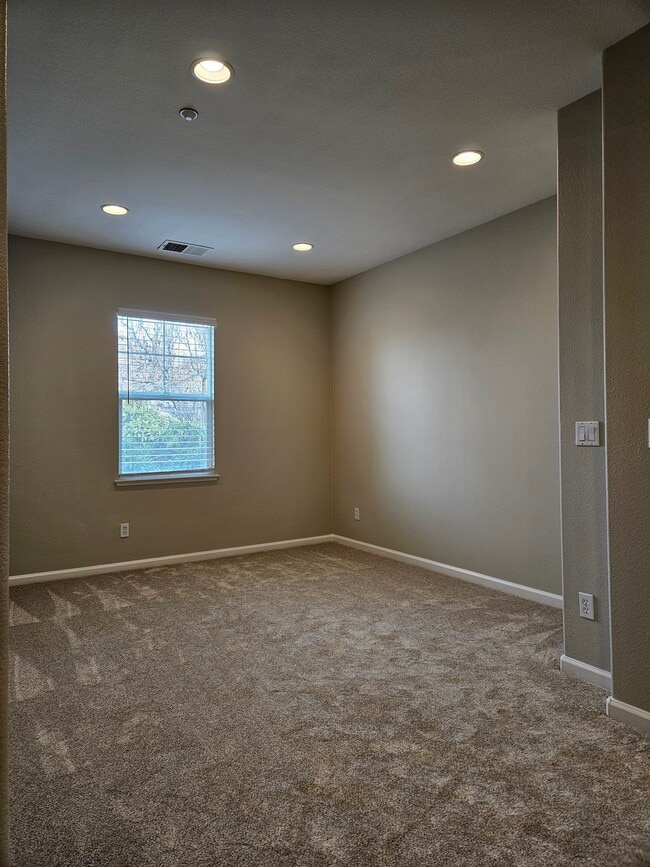 Building Photo - 143 W Saltillo Ln