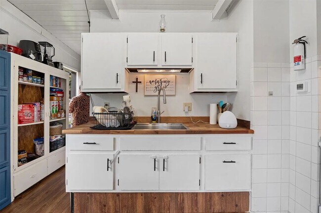 Building Photo - 3220 Clark St