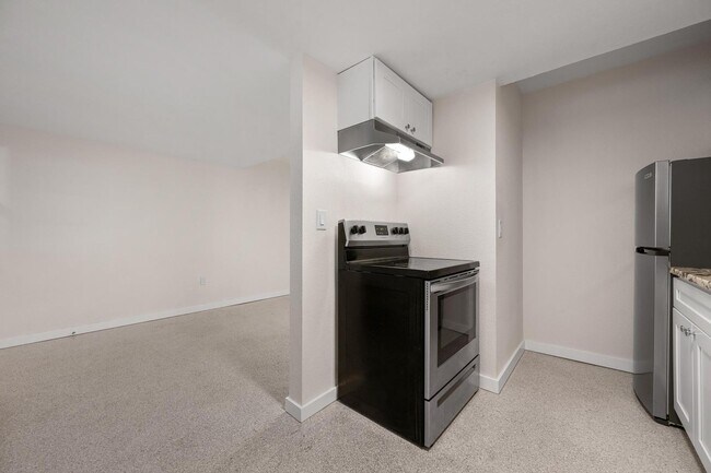 Building Photo - BEAUTIFULLY UPDATED 1 BEDROOM, 1 BATHROOM FIRST FLOOR CONDO LOCATED IN THE HIGHLY SOUGHT AFTER DO...