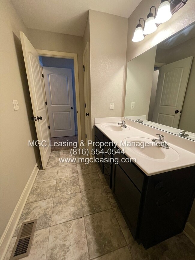 Building Photo - Eagle Creek Townhomes — Freshly Updated & Move-In Ready