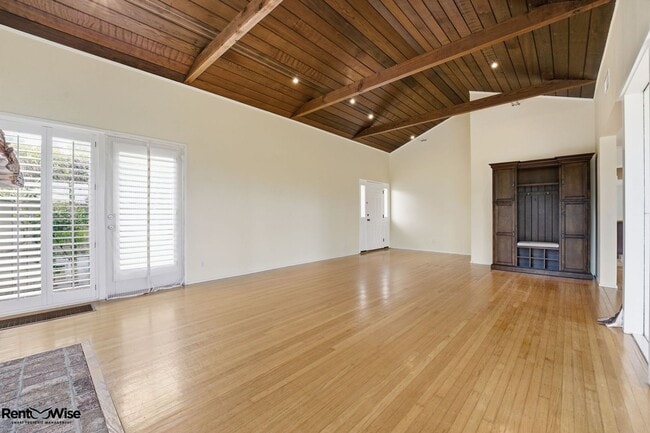 Building Photo - 536 W Hillsdale Blvd