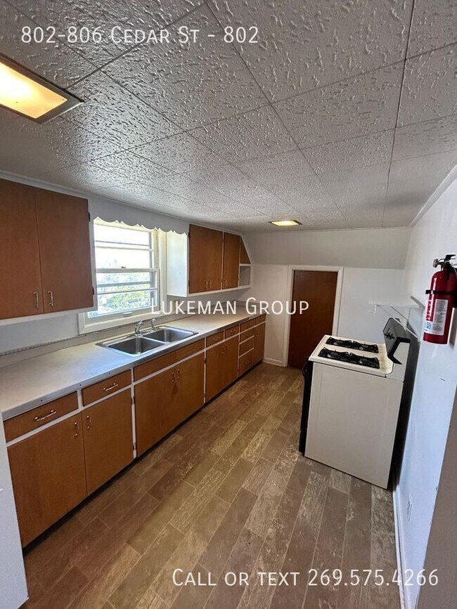 Building Photo - 802-806 Cedar St-802